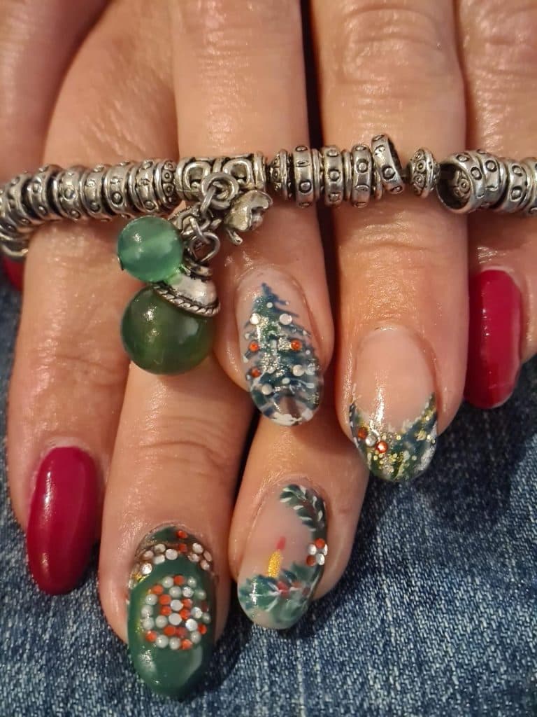 Bordeauxrode en groene nagels met handgeschilderde nail art
